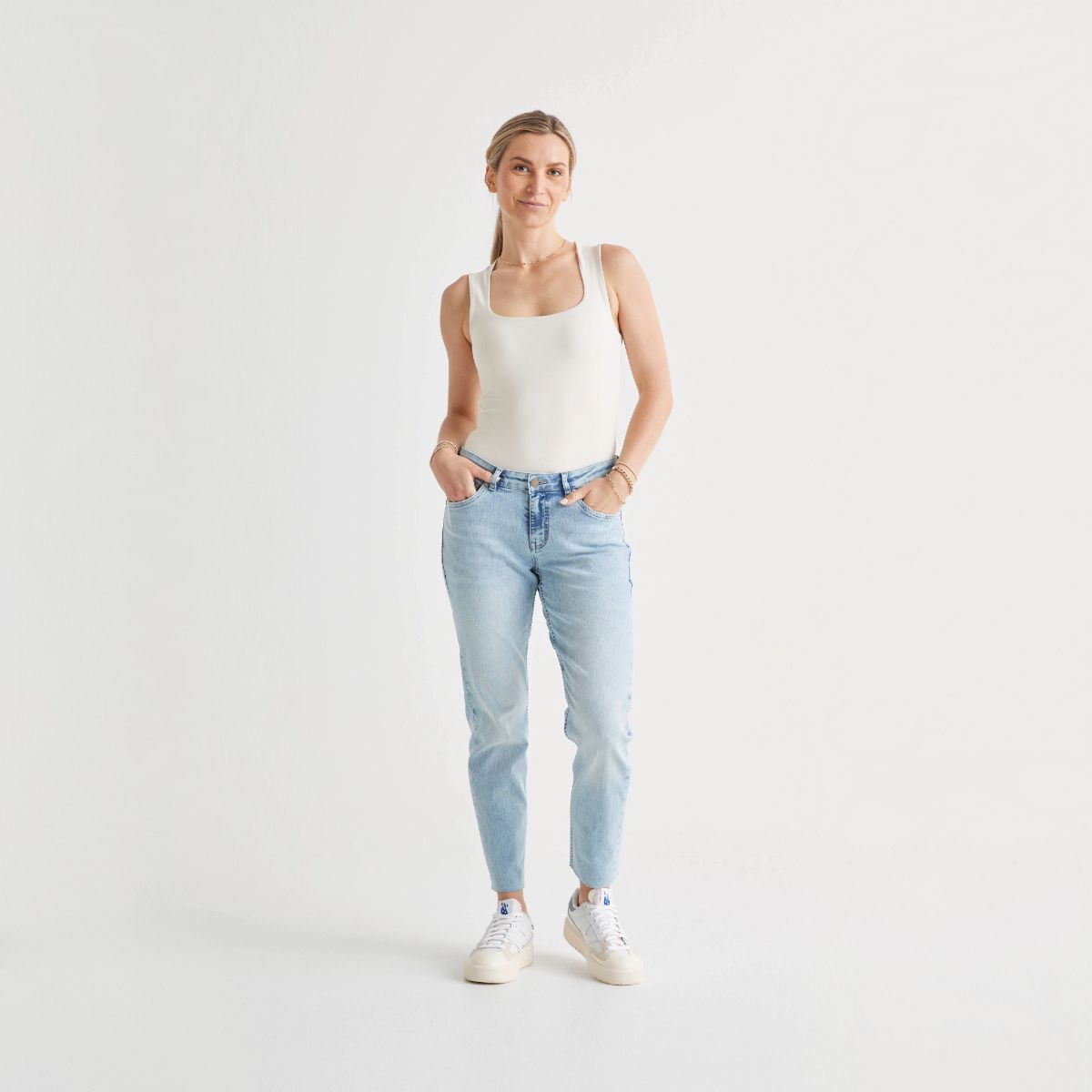 Duer (Sample) - Women's Performance Denim Girlfriend Jeans - Coastal Blue